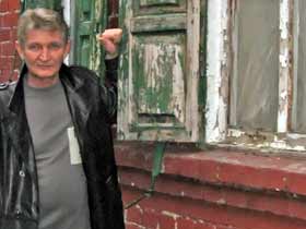 Владимир Сыпченко у съемной квартиры, фото Олега Бакунина, сайт Каспаров.Ru Владимир Сыпченко у съемной квартиры, фото Олега Бакунина, сайт Каспаров.Ru