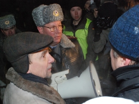 Лев Пономарев разговаривает с Виктором Бирюковым на акции в память Маркелова. Фото Каспарова.Ru