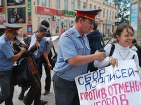 Задержание сборщиков подписей, фото с сайта burinfo.org Задержание сборщиков подписей, фото с сайта burinfo.org