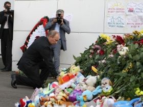 Владимир Путин на месте траура по погибшим в крушении "Булгарии". Фото: daylife.com