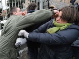 Александр Босых избивает художницу Таисию Круговых. Фото: www.rbc.ru