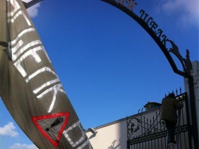 Баннер "Мосшелк выселяет". Фото Ольги Пахтусовой, @Pakhtusova Баннер "Мосшелк выселяет". Фото Ольги Пахтусовой, @Pakhtusova