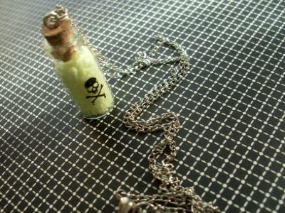 Бутылочка с ядом. Фото: uniqhand.ru Бутылочка с ядом. Фото: uniqhand.ru