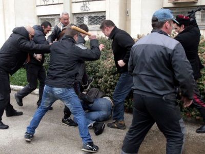 Члены так называемых отрядов самообороны Крыма битами избивают проукраински настроенного активиста. Фото: svoboda.org