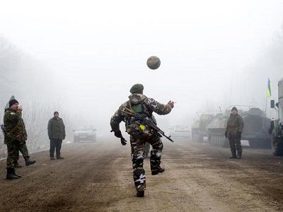 Перемирие. Украинские военные играют в футбол. Источник - https://twitter.com/euromaidan/status/566928051662237696