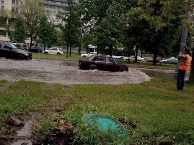 Ливень в Москве. Фото: Instagram.com/shmitser/ Ливень в Москве. Фото: Instagram.com/shmitser/