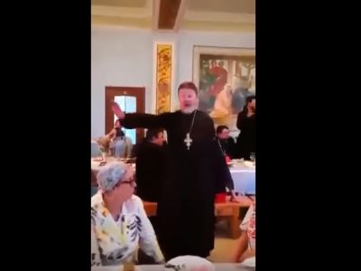 Исполнение "Мурки" в большой трапезной на патриаршем подворье. Скрин видео www.youtube.com/watch?v=RUVGo9lLh9U Исполнение "Мурки" в большой трапезной на патриаршем подворье. Скрин видео www.youtube.com/watch?v=RUVGo9lLh9U