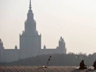 Главное здание Московского госудрственного университете (МГУ) имени М.В.Ломоносова на Воробьевых горах. Фото: Фото: Дмитрий Коротаев / Коммерсант