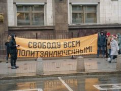 Акция в поддержку политзаключенных у здания Госдумы в Москве. Фото: МБХ Медиа
