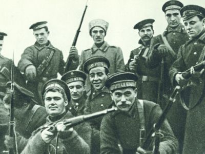 Революционные солдаты и матросы, 1917. Фото: историк.рф Революционные солдаты и матросы, 1917. Фото: историк.рф