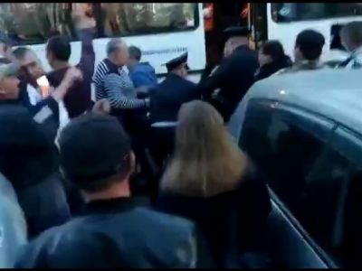 Драка мобилизованных с силовиками Скриншот из видео: Омское гражданское объединение
