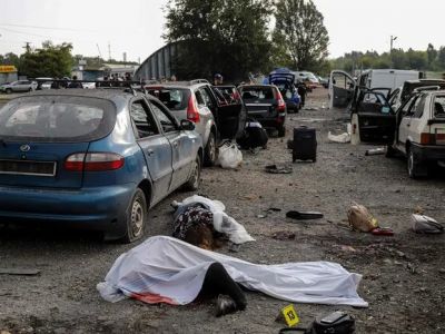 Погибшие в результате обстрела колонны гражданских автомобилей в Запорожской области, 30 сентября 2022 года. Фото: Kateryna Klochko / AFP