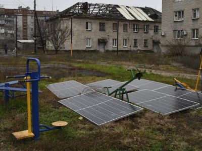 Солнечные батареи во дворе жилого дома в Лимане, Донецкая область, Украина, 20 ноября 2022 год. Фото: Andriy Andriyenko / AP