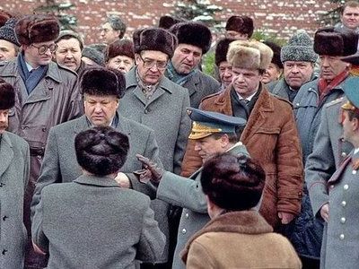 Елицин и Хасбулатов у кремлевской стены Елицин и Хасбулатов у кремлевской стены