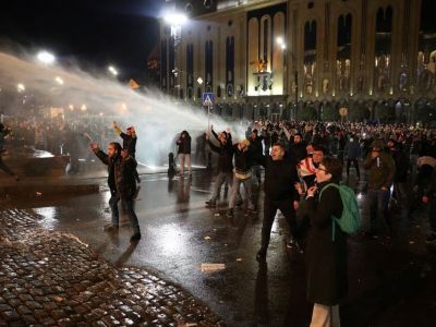 Полиция применяет водометы для разгона протестующих во время митинга против закона об "иностранных агентах" возле здания парламента в Тбилиси, Грузия, 7 марта 2023 г. Фото: Irakli Gedenidze / Reuters