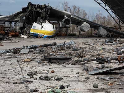 Обломки транспортного самолета Ан-225 "Мрия". Фото: Alexey Furman / Getty Images