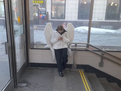 Ангел мира со смартфоном, Москва. Фото: t.me/SerpomPo