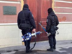 Силовики с кувалдой у дверей "Мемориала", Моска, 20.03.23. Фото: t.me/toposmemoru
