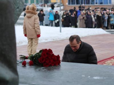 Возложение цветов. Фото: Сергей Горчаков. Каспаров.Ru