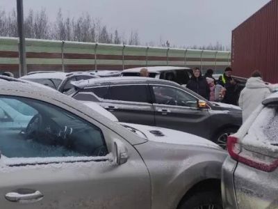 На месте ДТП на трассе М-11 в Новгородской области, где столкнулись 30 автомобилей. Фото: УГИБДД УМВД России по Новгородской области